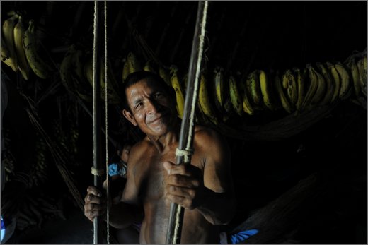 13-dintroni honduras. bari birikaira. nel bojo costruendo arco.jpg