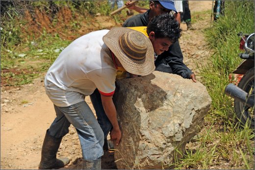 36-dintorni honduras. lavoro comunitario manutenzione strada.jpg