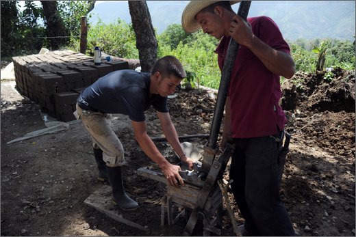 15-san calixto. preparazione mattoni in terra battuta.jpg