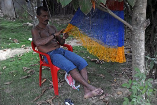 13-trinidad. tessendo rete.jpg