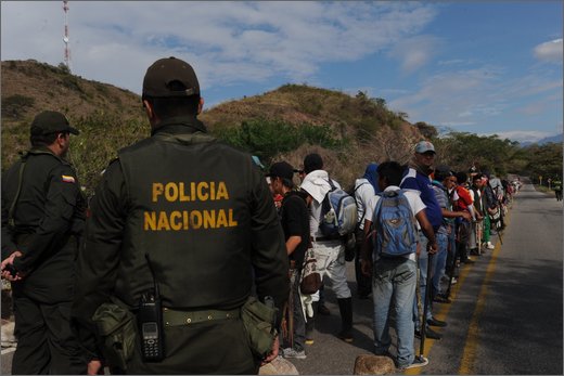 083 - huila.  el hobo. quebrada el pescador. blocco carreggiata. polizia.jpg