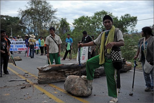 106 - huila.  el hobo. quebrada el pescador. blocco carreggiata.jpg