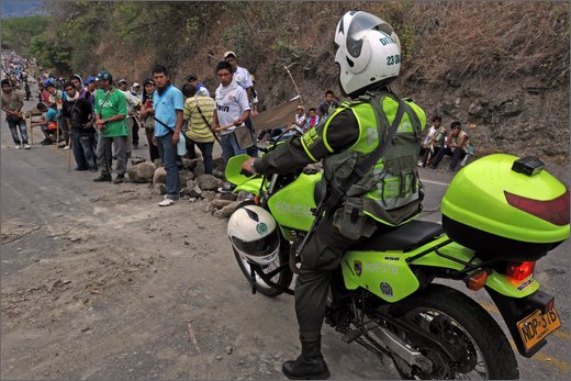 109 - huila.  el hobo. quebrada el pescador. blocco carreggiata. polizia motorizzata.jpg