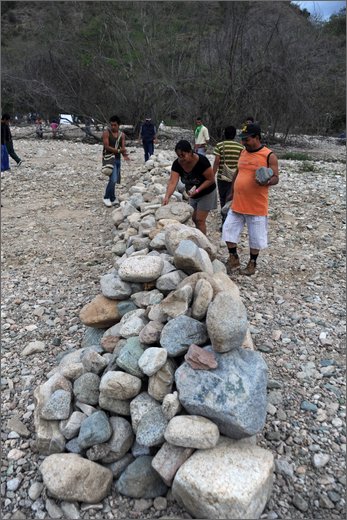 007 - huila. quebrada el pescador. accampamento. costruzione barricate.jpg