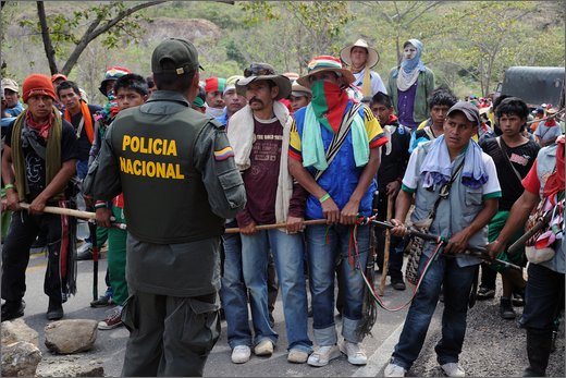 020 - huila. quebrada el pescador. blocco strada. polizia verso manifestanti.jpg