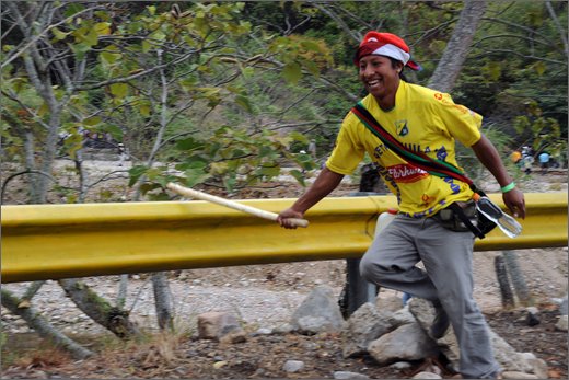 043 - huila. quebrada el pescador. blocco strada.jpg