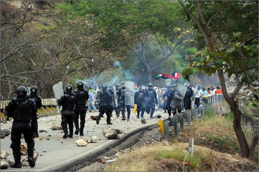 061 - huila. quebrada el pescador. scontri tra esmad e manifestanti.jpg