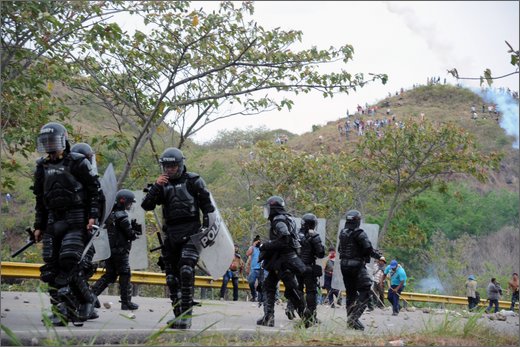 063 - huila. quebrada el pescador. scontri tra esmad e manifestanti.jpg