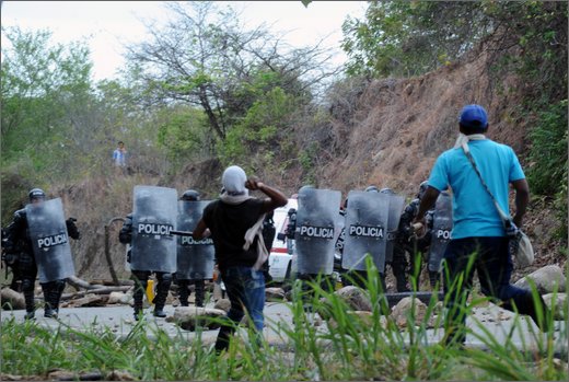 067 - huila. quebrada el pescador. scontri tra esmad e manifestanti.jpg