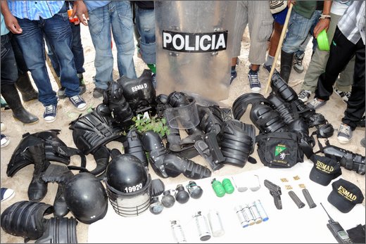 16 - huila. quebrada el pescador. accampamento della protesta. materiali esmad sequestrati da manifestanti.jpg