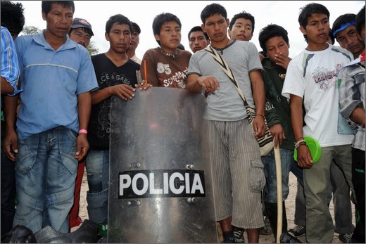 25 - huila. quebrada el pescador. accampamento della protesta. materiali esmad sequestrati da manifestanti.jpg