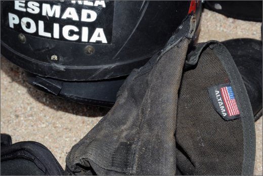 30 - huila. quebrada el pescador. accampamento della protesta. materiali esmad sequestrati da manifestanti.jpg