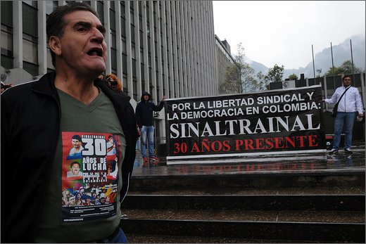 027- sinaltrainal 30 anni. nella piazza manuel gustavo chacn..jpg